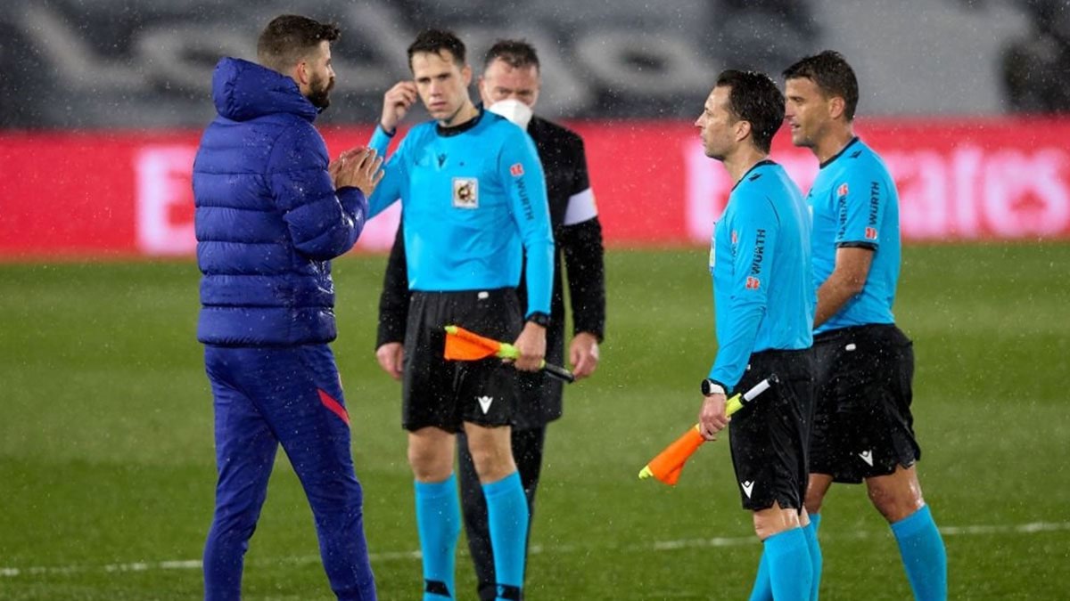 حكم الكلاسيكو يتهم بيكيه بسوء السلوك.. ومودريتش يسخر من قائد برشلونة