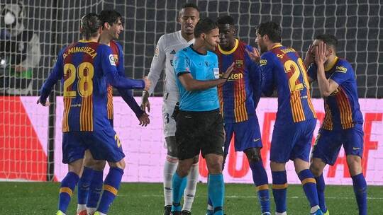 شاهد ..هل تغاضى حكم الكلاسيكو الإسباني عن ضربة جزاء لبرشلونة في الوقت القاتل؟