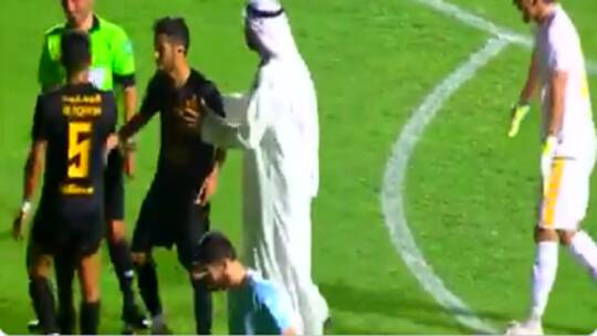 شيخ كويتي يدخل الملعب ويطالب لاعبي القادسية بالانسحاب أمام السالمية(فيديو)