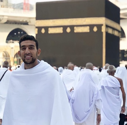 كوكا يحتفل بشهر رمضان بصورة بملابس الإحرام أمام الكعبة