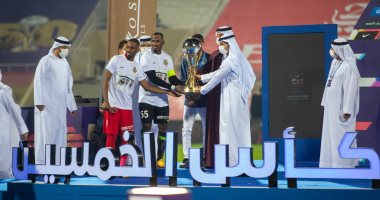 مؤمن زكريا يشارك في تسليم كأس الخليج العربي لشباب الأهلي(فيديو)