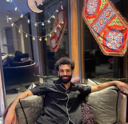 محمد صلاح يحتفل بحلول شهر الصيام بـ”الزينة”.. ويعلق: أتمنى للجميع رمضان مبارك
