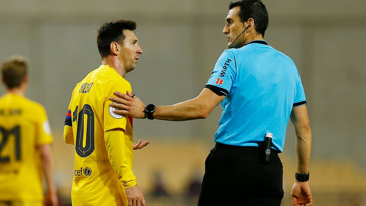 ميسي ينفعل على حكم مباراة برشلونة وأتلتيك بلباو (فيديو)