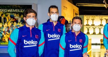 ميسي وزملائه يزورون متحف برشلونة برفقة كومان لوضع كأس إسبانيا الجديد(صور)