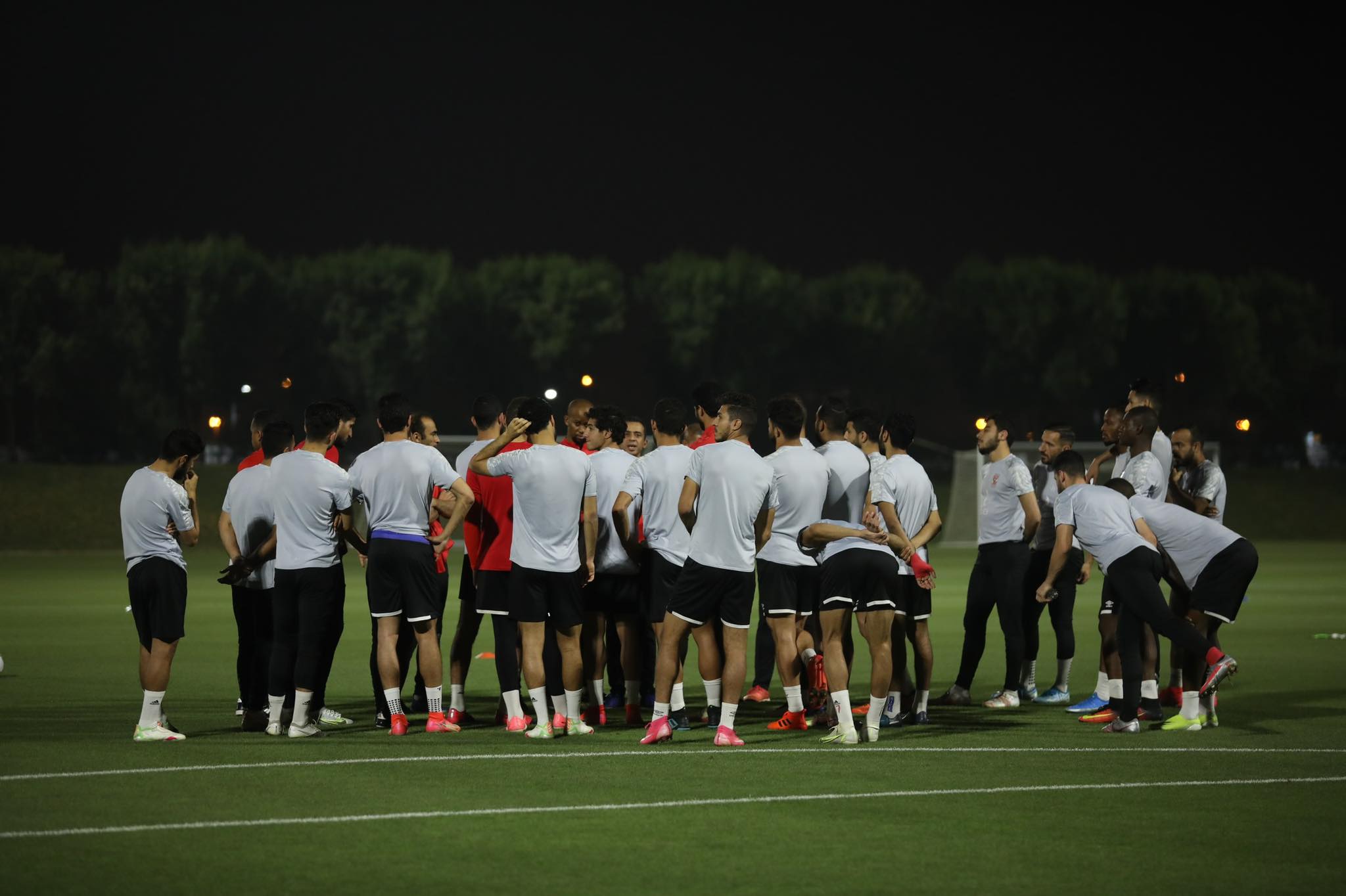 أخبار الأهلي: أيمن أشرف مهدد بالغياب عن السوبر الإفريقي.. وتدريبات خفيفة للاعبين ورسائل نارية من موسيماني