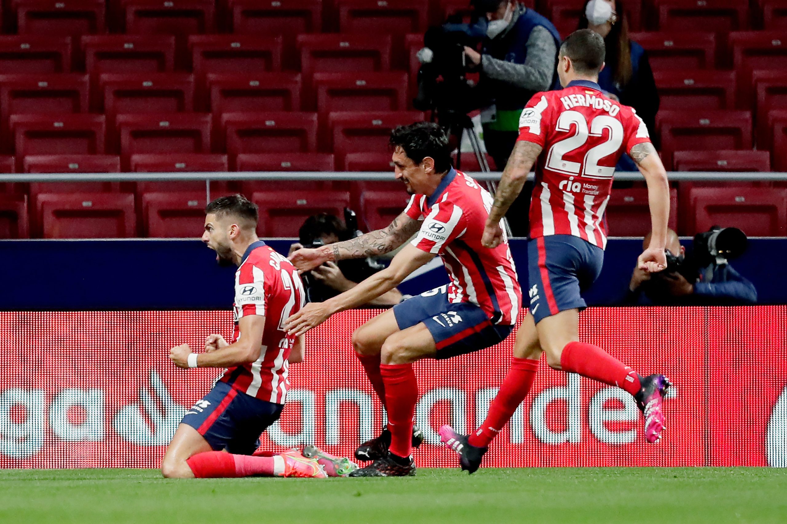 أتلتيكو مدريد يضرب أوساسونا بهدفين ويقترب من التتويج بالليجا