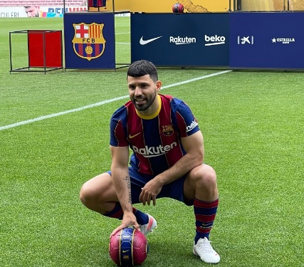 أجويرو يستعرض مهاراته في ملعب كامب نو بعد تقديمه لاعبًا لـ برشلونة(فيديو)