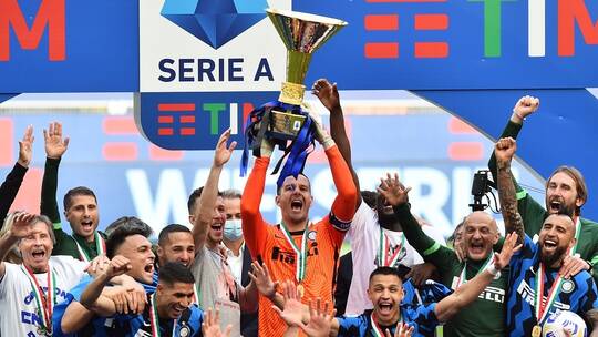 إنتر ميلان يرفع كأس الدوري الإيطالي للمرة الـ19 في تاريخه بعد تسجيل خماسية أودينيزي(فيديو)
