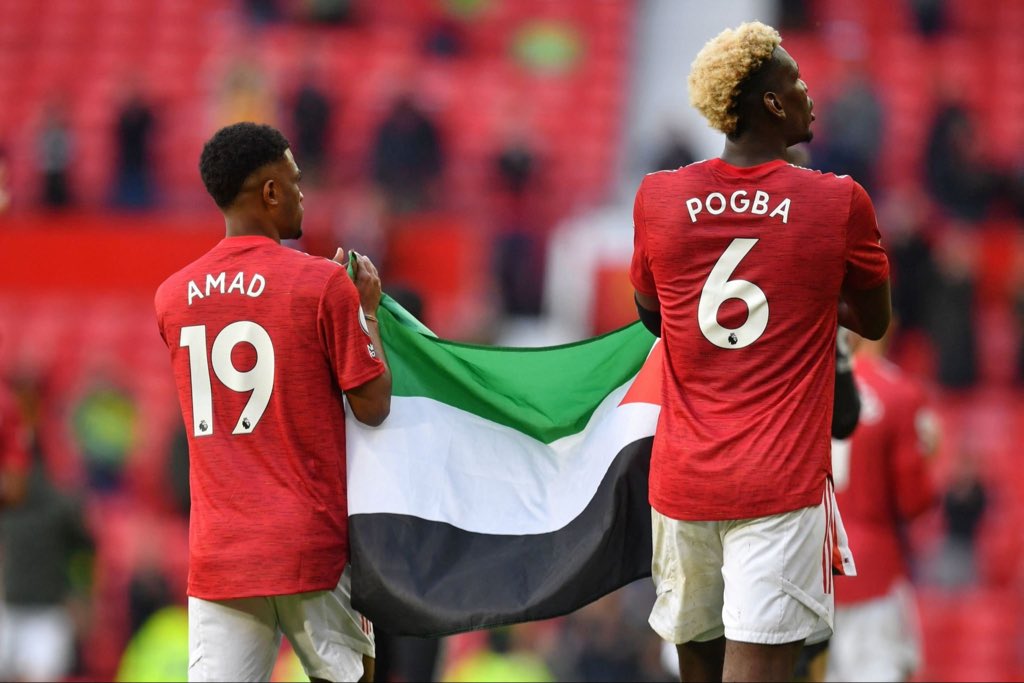 بوجبا وديالو يرفعان علم فلسطين فى قلعة أولد ترافورد (فيديو)