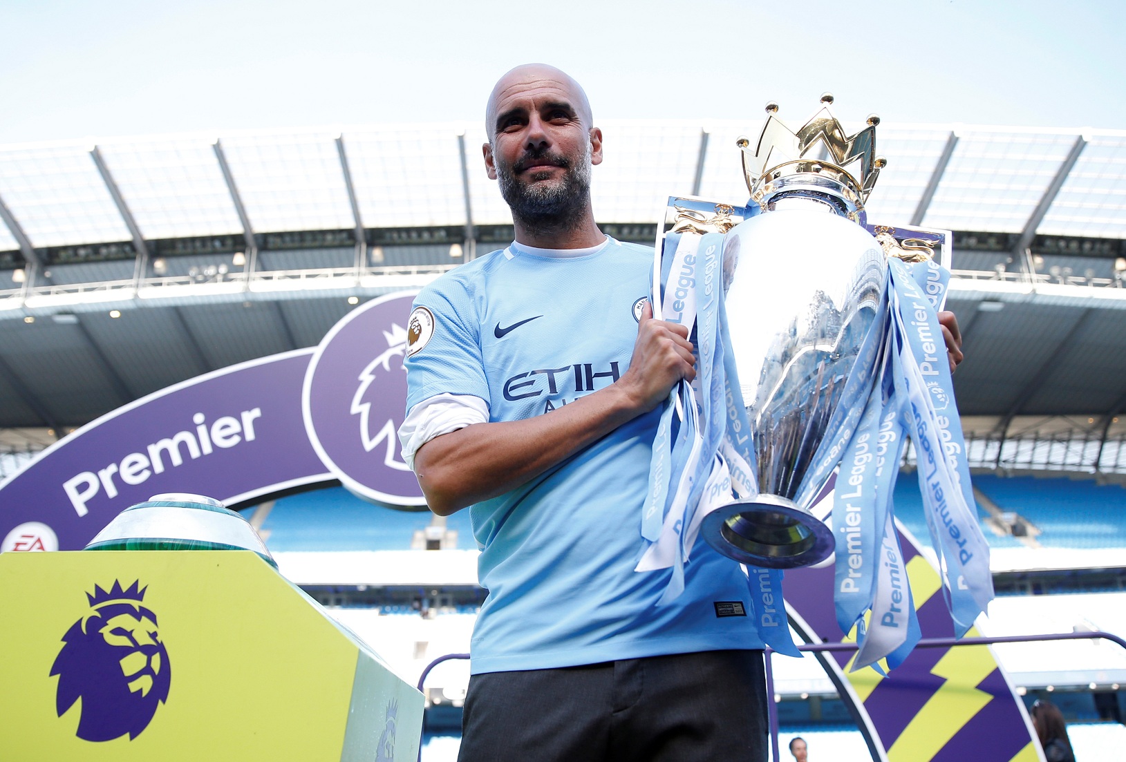 جوارديولا يحتفل بلقب الدوري الإنجليزي بالغناء وتدخين السيجار (فيديو)