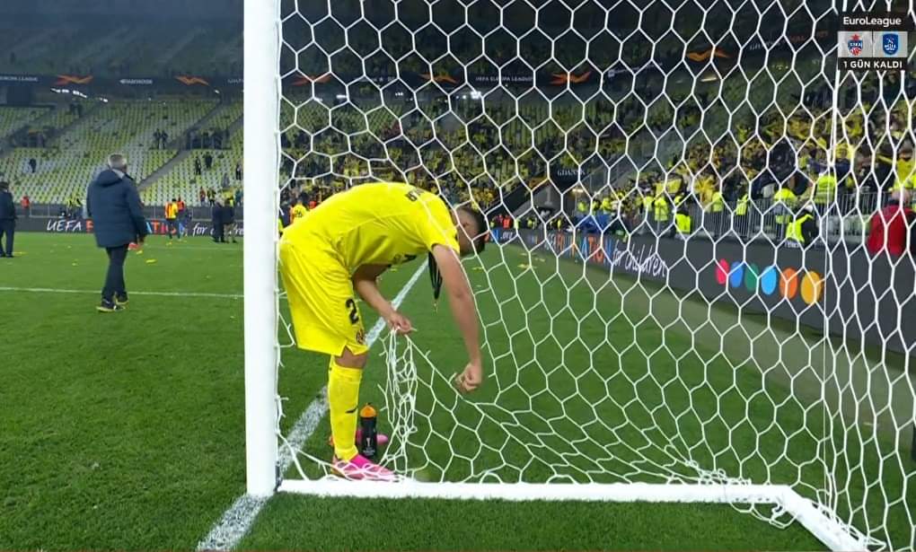 حارس فياريال يمزق الشباك بعد التتويج بلقب الدوري الأوروبي