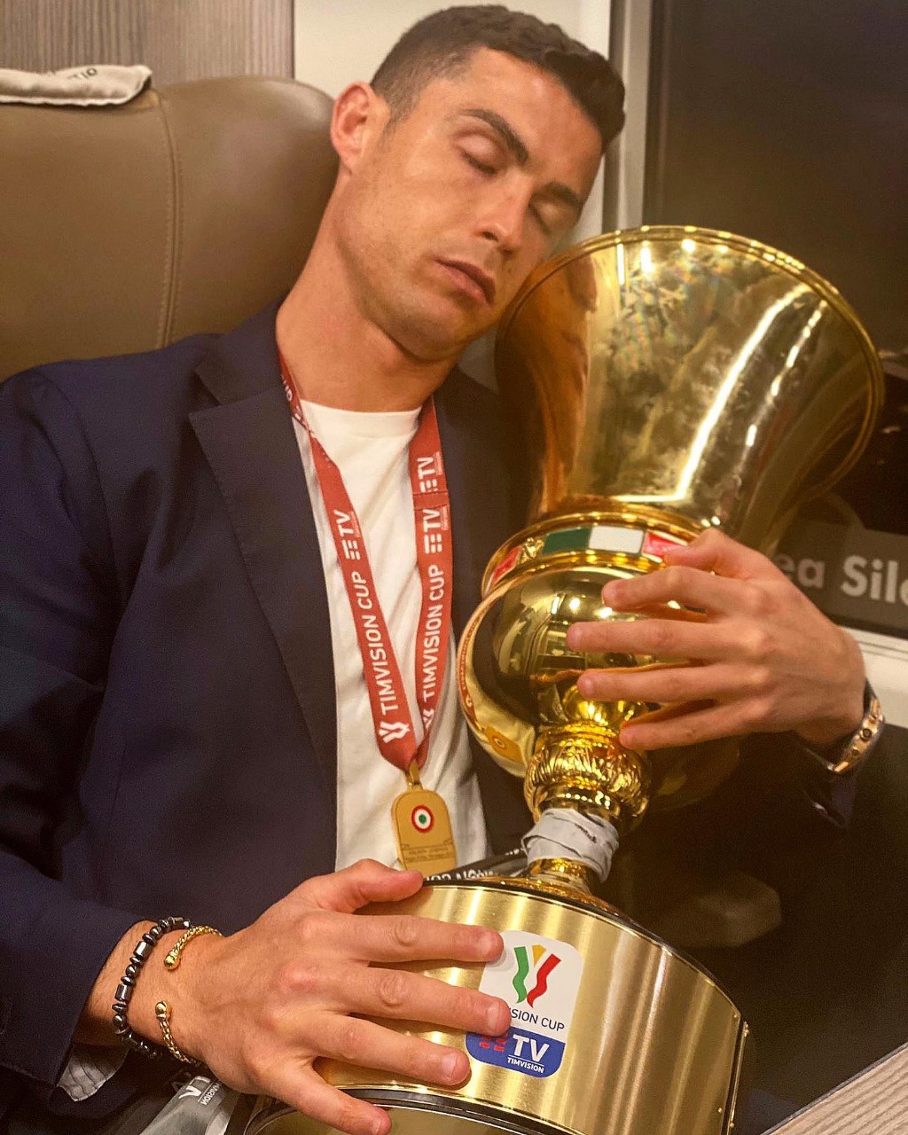 كريستيانو رونالدو يحتضن كأس إيطاليا بعد التتويج: تصبحون علي خير