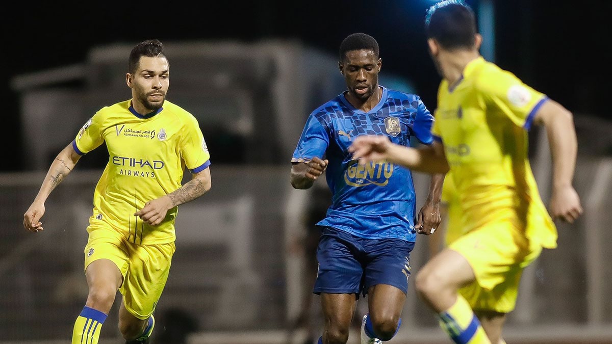 لاعب يثير الجدل بعد تفاجئه بتعاقده مع العين السعودي بدلا من الإماراتي والنادي يرد