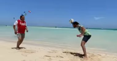 محمد الننى فى مباراة تحدٍ استعراضية مع والده على الشاطئ(فيديو)