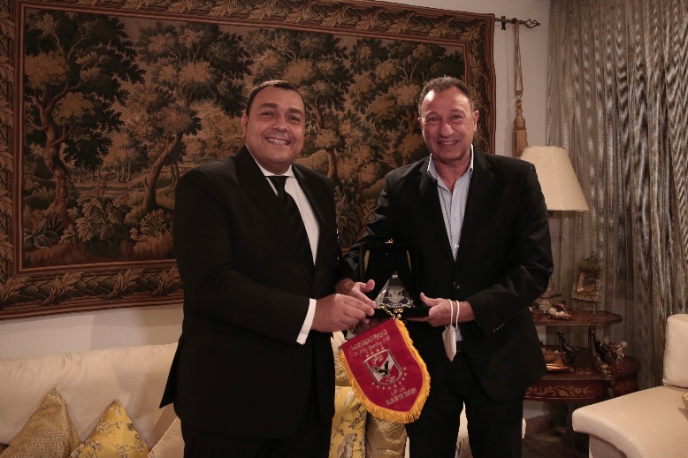 أخبار الأهلي: صور.. الخطيب يهدي درع وعلم الأهلي إلى السفير المصري في تونس