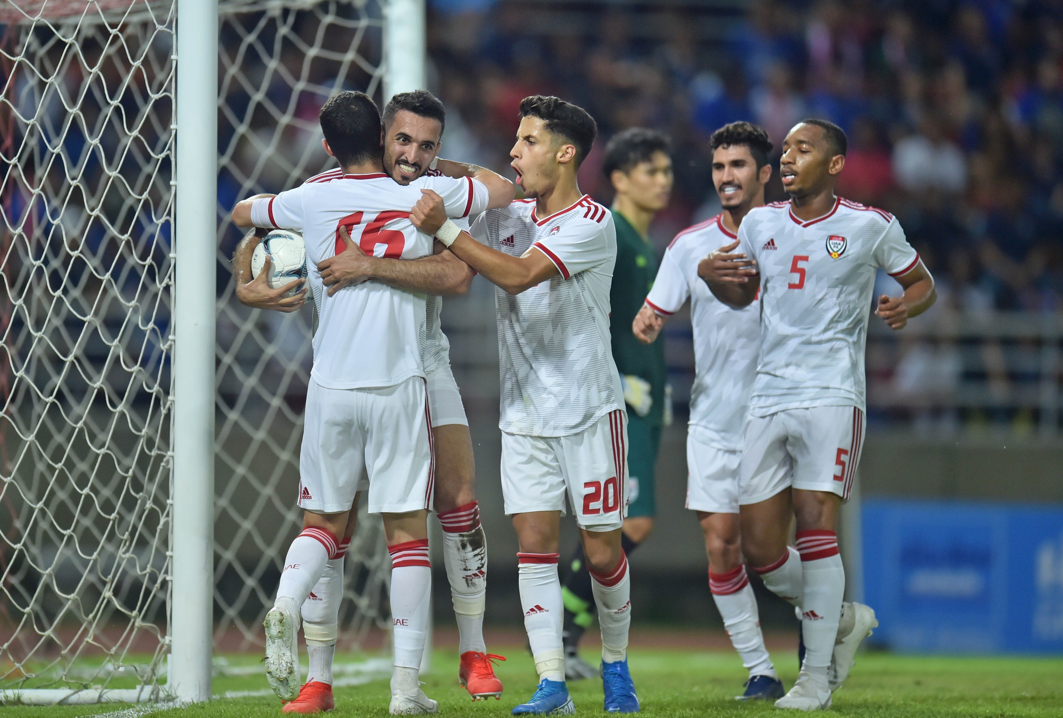 الإمارات تتأهل للدور النهائى من تصفيات كأس العالم وتصعد لكأس آسيا (فيديو)