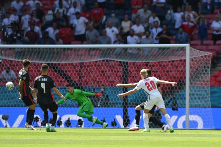 انجلترا تتخطي كرواتيا بهدف في يورو2020..وسقوط مشجع في ملعب اللقاء(فيديو)