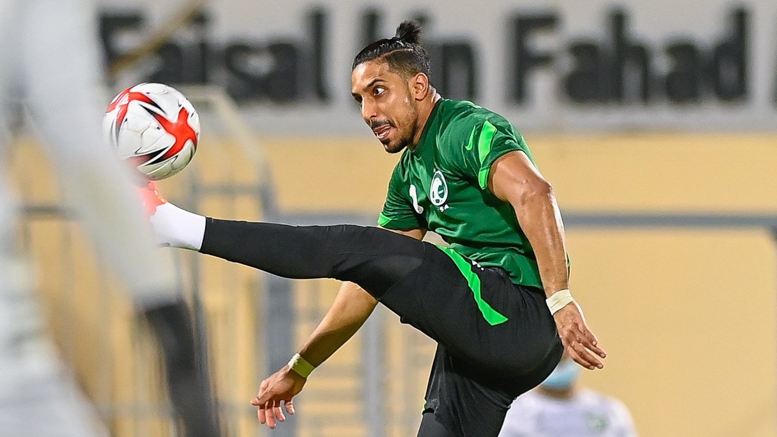 سالم الدوسري نجم الهلال يثير الجدل حول ربطة شعره (صور)