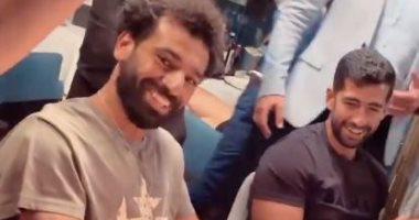 شاهد .. محمد صلاح يحتفل بعيد ميلاده الـ29 مع أصدقائه وكوكا ( فيديو )