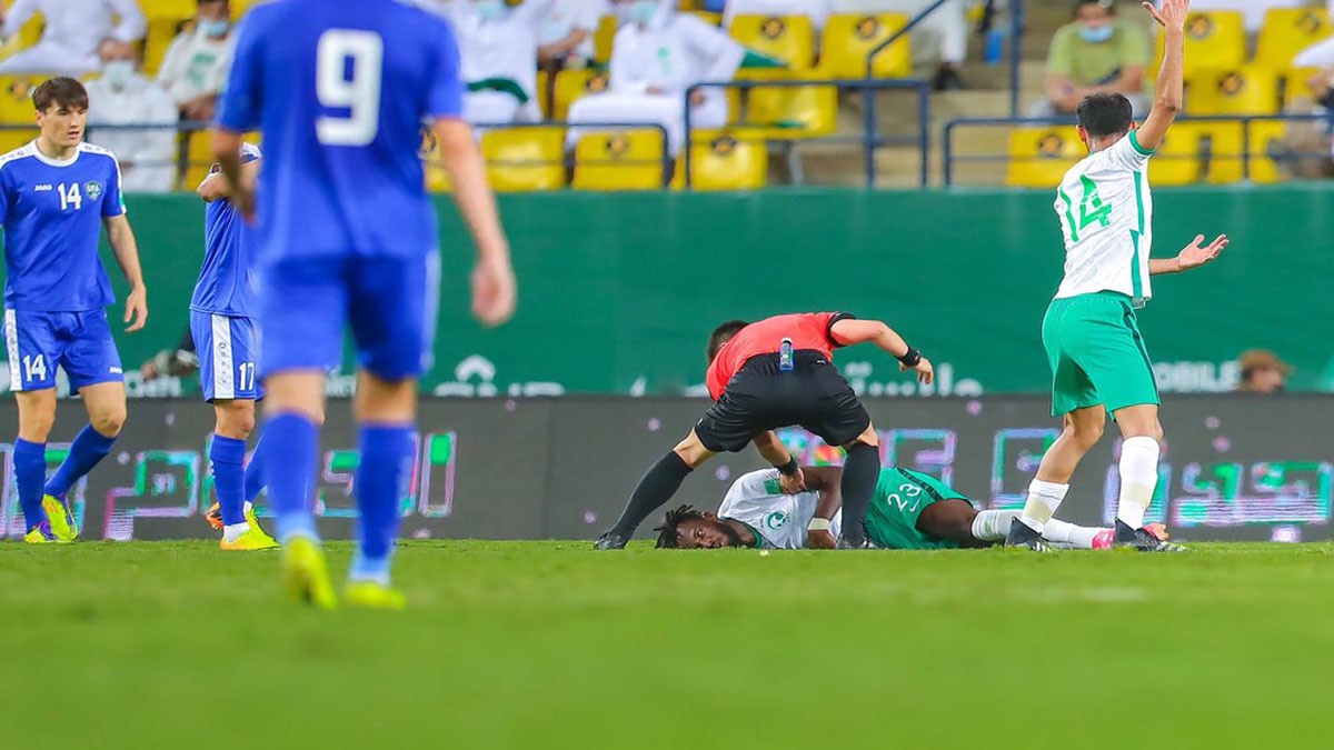 لاعب المنتخب السعودي تعرض لحالة بلع اللسان.. والكشف عن حالته الآن!(فيديو)