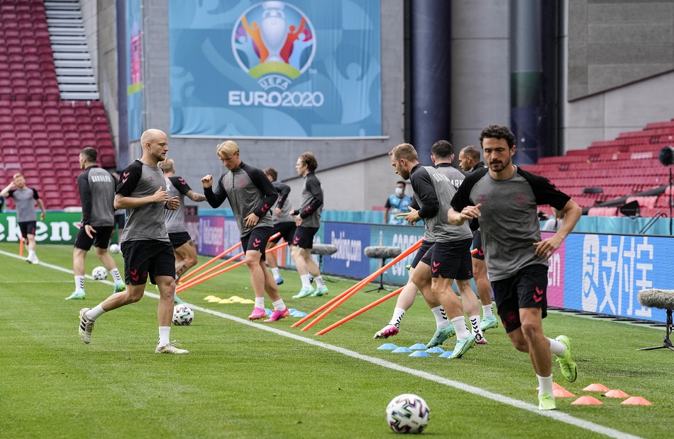 يورو 2020 .. طائرة تحلق فوق ملعب باركن لدعم الدنمارك ضد فنلندا(فيديو)