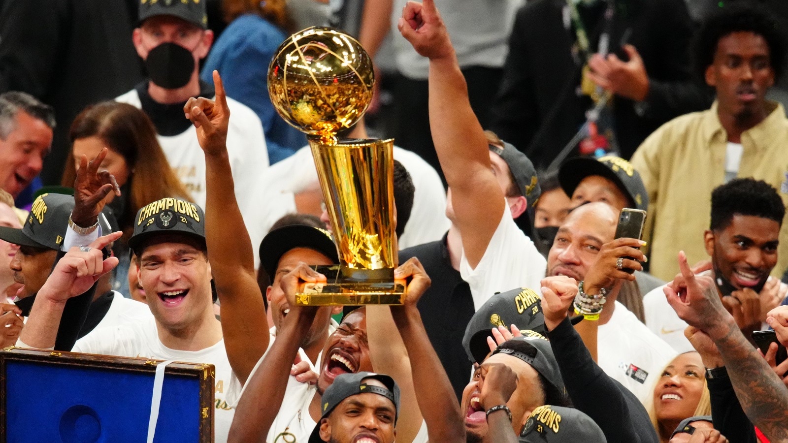 NBA .. ميلووكي يتوج بلقب دوري كرة السلة الأمريكي للمرة الأولى في 50 عاما (فيديو)