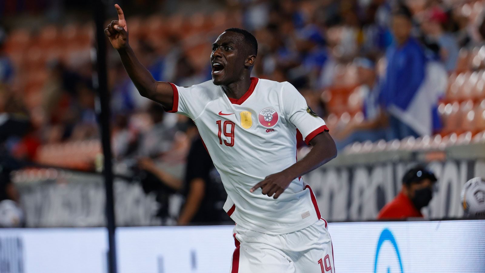 المعز علي نجم منتخب قطر يدخل التاريخ كأول لاعب يسجل في 3 بطولات قارية مختلفة