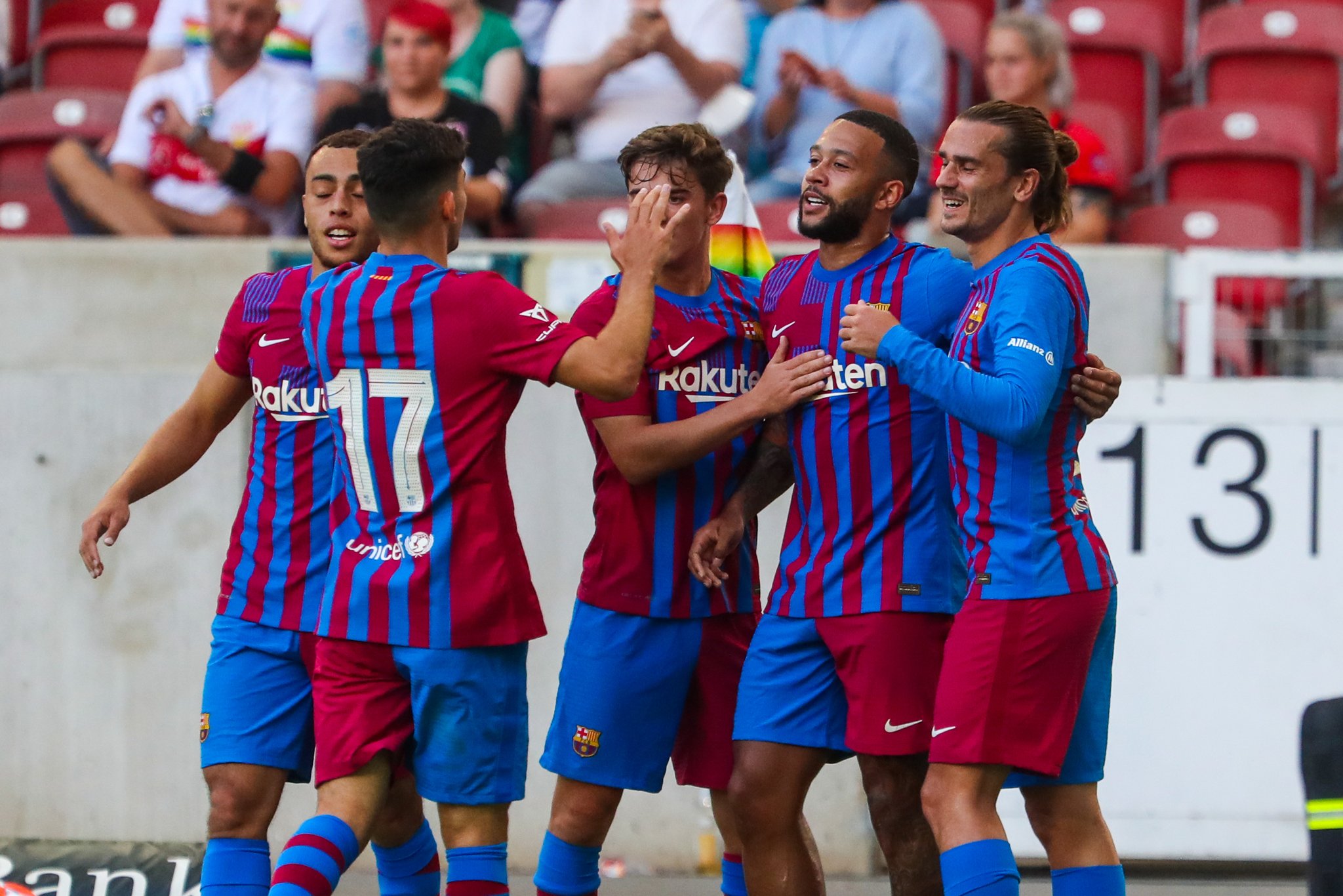 برشلونة يتخطى شتوتجارت بثلاثية وديا استعدادا للموسم الجديد (فيديو)