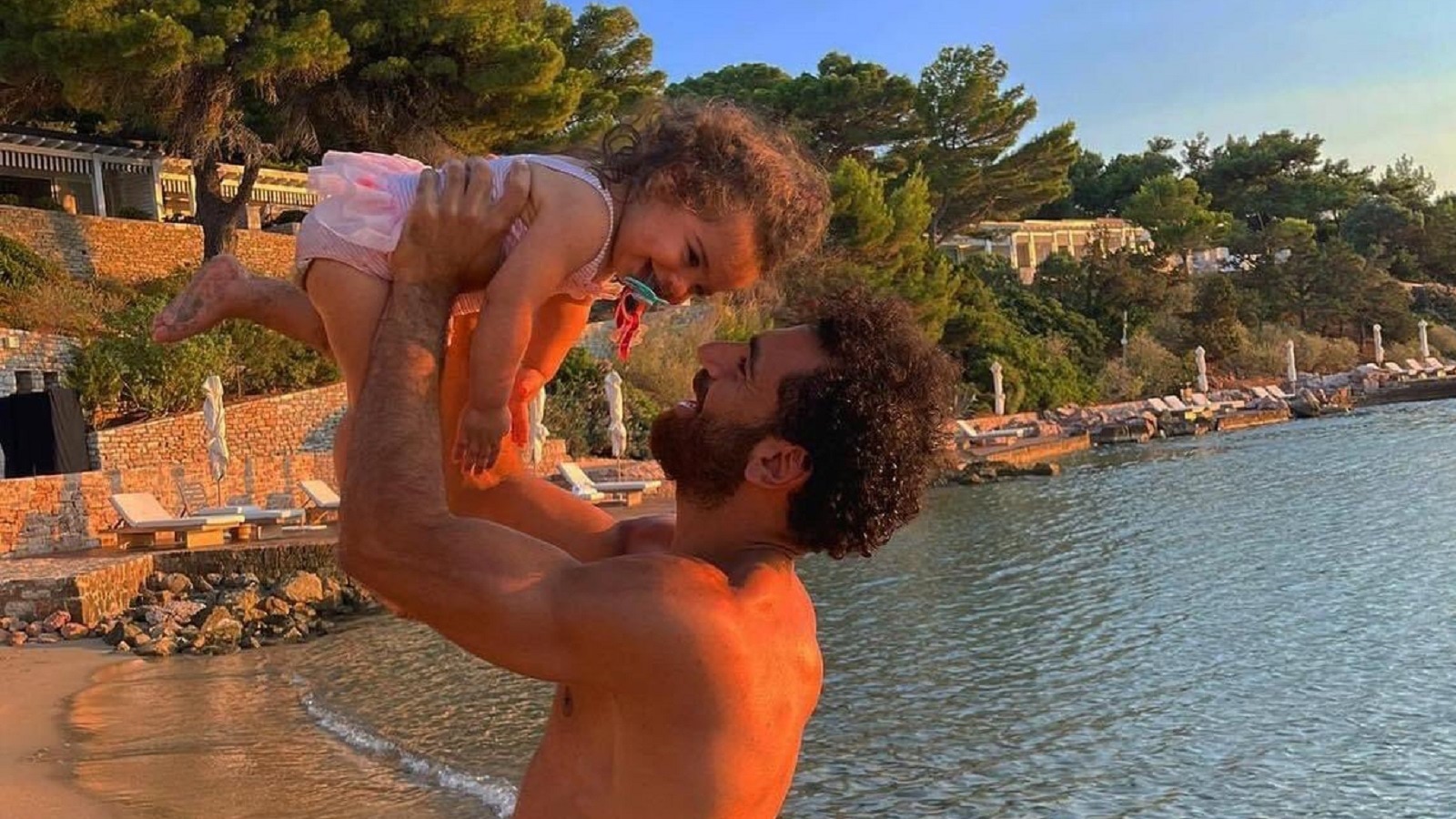 شاهد .. محمد صلاح وزوجته ماجي وابنتيه على الشاطئ (صور)