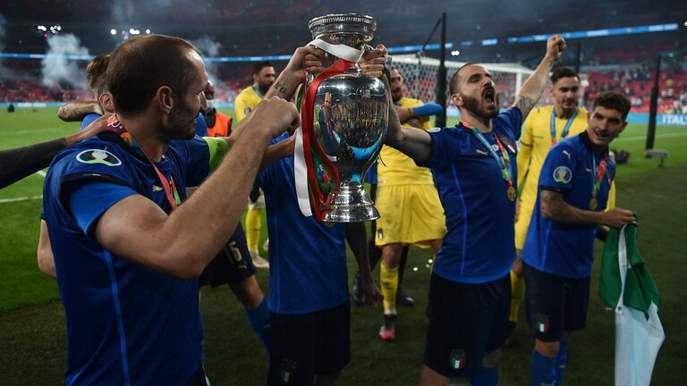 شاهد ..نجم المنتخب الإيطالي يدخن خلال احتفالات التتويج بكأس أمم أوروبا (فيديو)