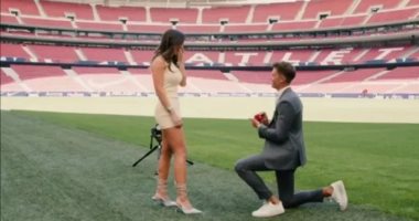 شاهد .. خدعة نجم أتلتيكو مدريد لطلب الزواج من صديقته داخل معقل النادى