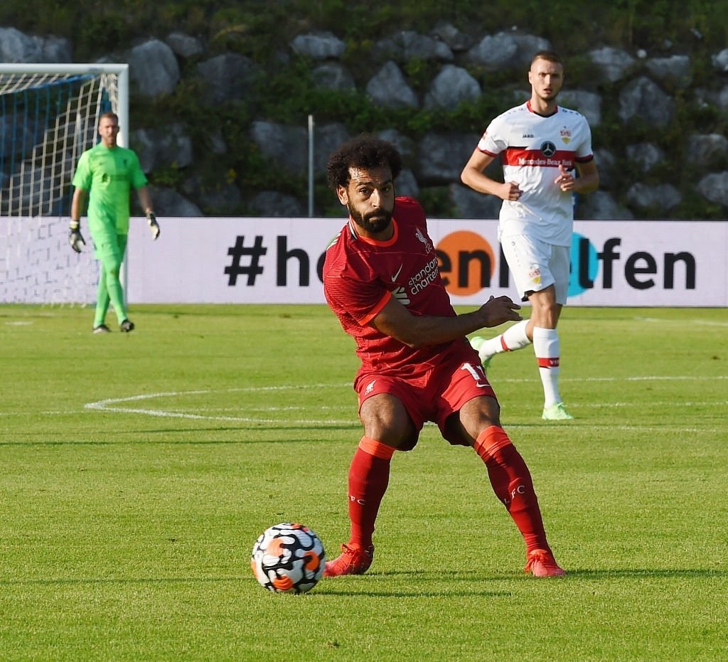 شاهد .. حارس شتوتجارت يمنع محمد صلاح من تسجيل هدفه الأول في الموسم الجديد