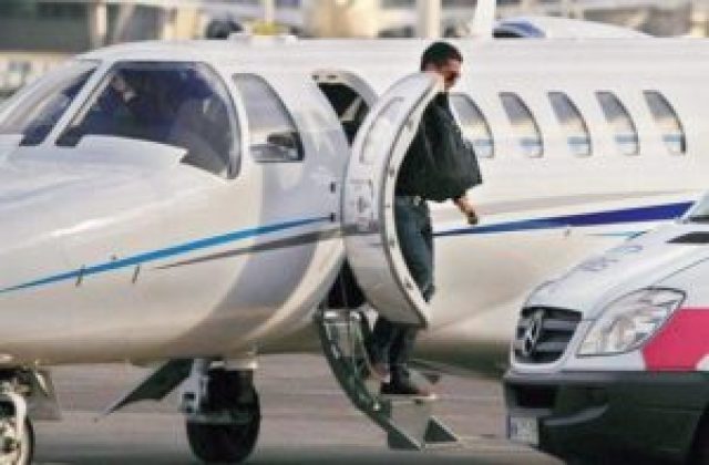 شاهد .. لحظة هبوط طائرة “صاروخ ماديرا” في تورينو (فيديو)
