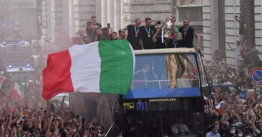 منتخب إيطاليا يحتفل بلقب يورو 2020 مع الجماهير فى الشوارع: لقد أتت إلى روما ( فيديو )