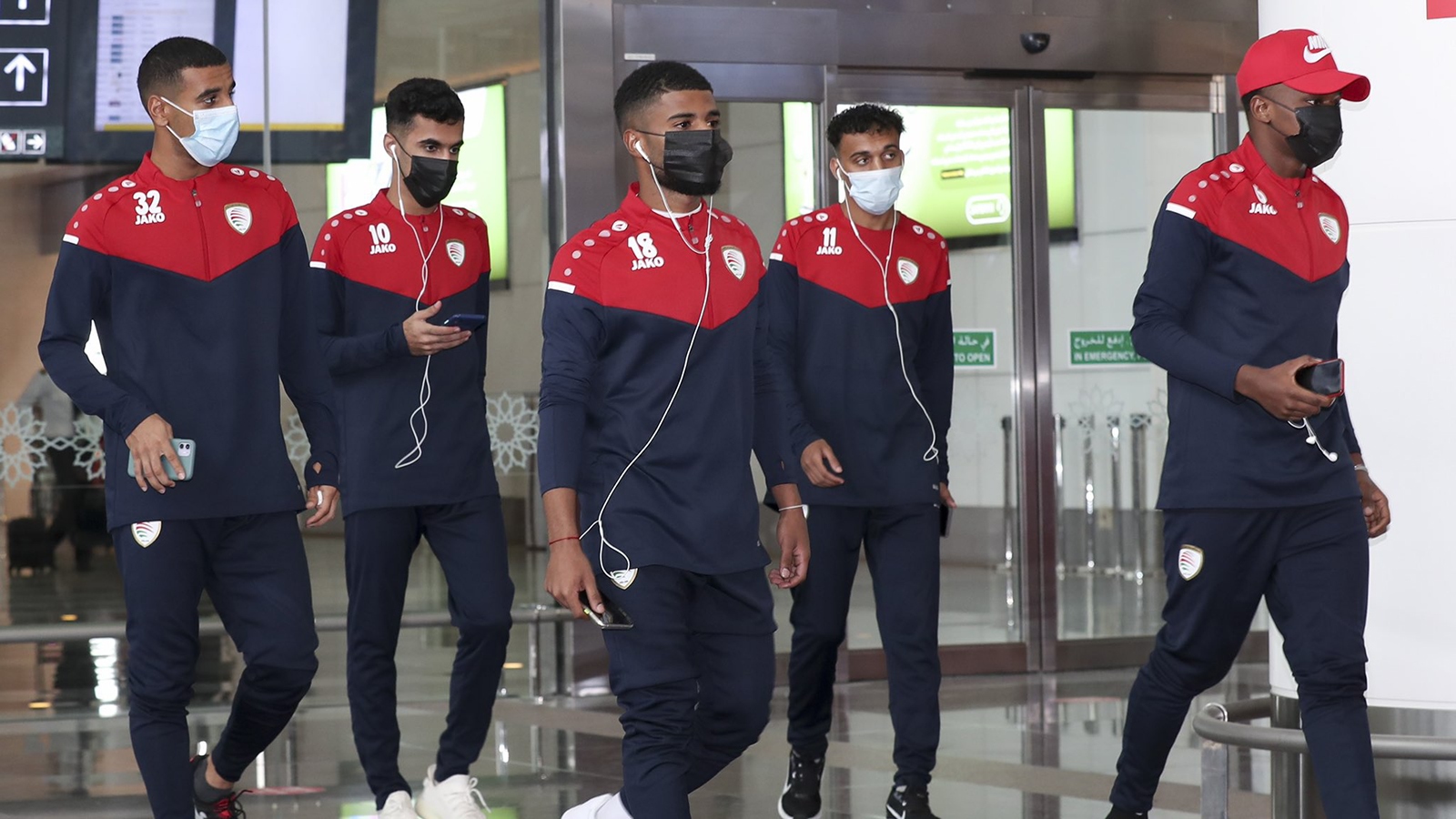 منتخب سلطنة عمان يتدرب في موقف سيارات بصربيا ويثير جدلا واسعا (فيديو)