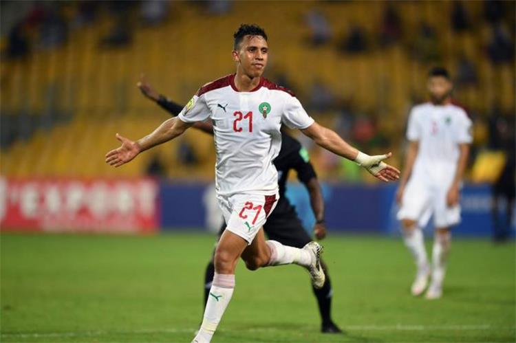 نادٍ فرنسي يزاحم الأهلي على ضم سفيان رحيمي من الرجاء المغربي