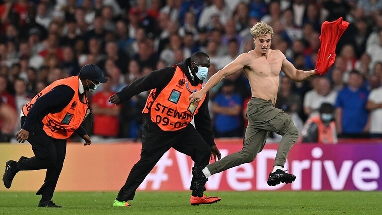 يورو 2020 ..لقطة لم يتم عرضها أثناء النهائي”مشجع يقتحم أرض الملعب ورجال الأمن يطاردونه”