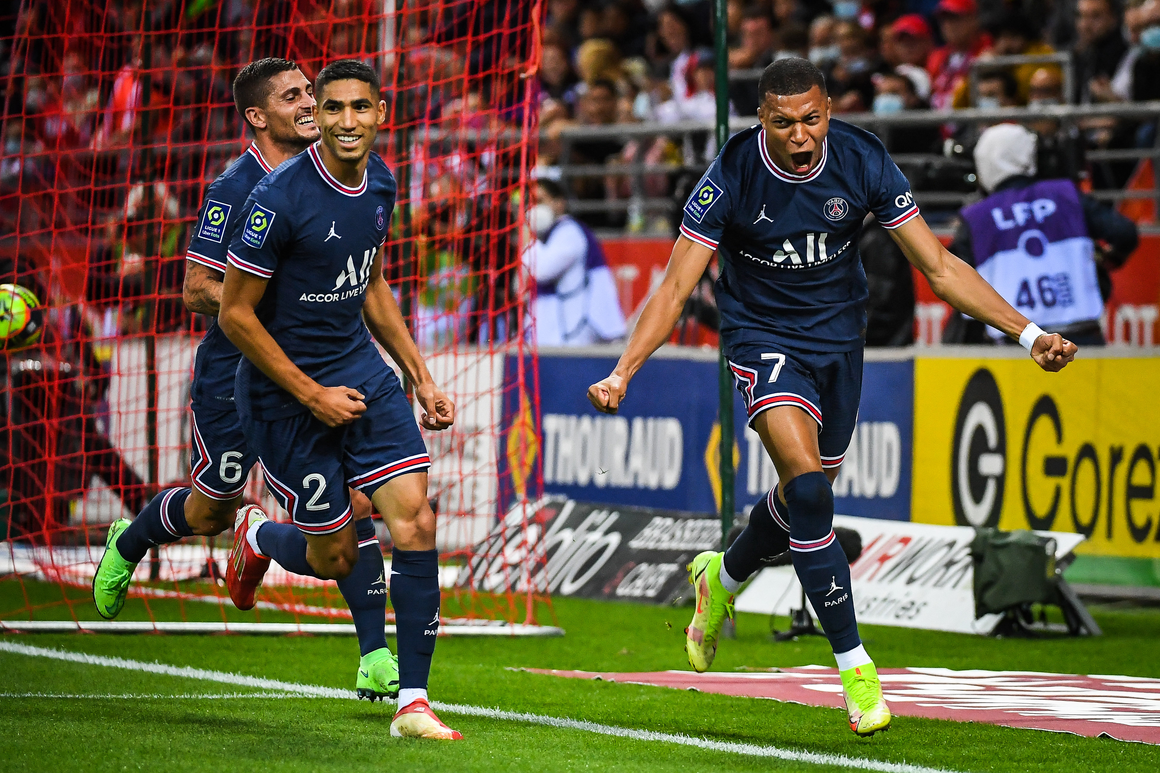 باريس سان جيرمان يتصدر الدورى الفرنسى بهدفين ضد ريمس في ليلة الظهور الأول لميسي
