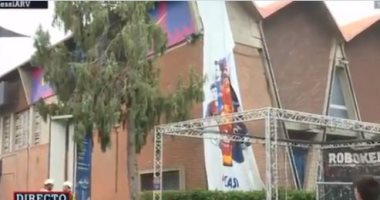 شاهد .. إزالة صور ميسي من محيط ملعب “كامب نو” بعد رحيله عن برشلونة رسميا.. فيديو