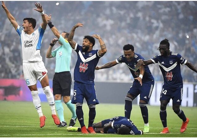 شاهد .. سيناريو إريكسن كاد أن يتكرر فى الدوري الفرنسي بعد إنهيار لاعب بوردو