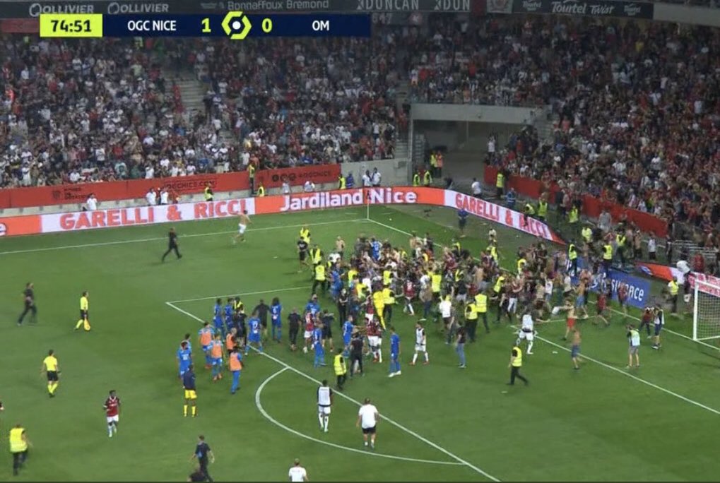 شاهد .. جماهير نيس تقتحم الملعب وتعتدي على لاعبي مارسيليا في الدوري الفرنسي(فيديو)