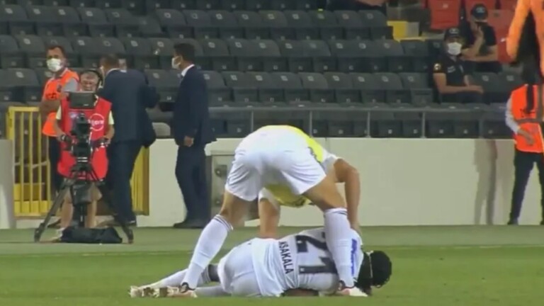 شاهد .. حادثة جديدة في الملاعب تذكر بسقوط إريكسن في يورو 2020(فيديو)