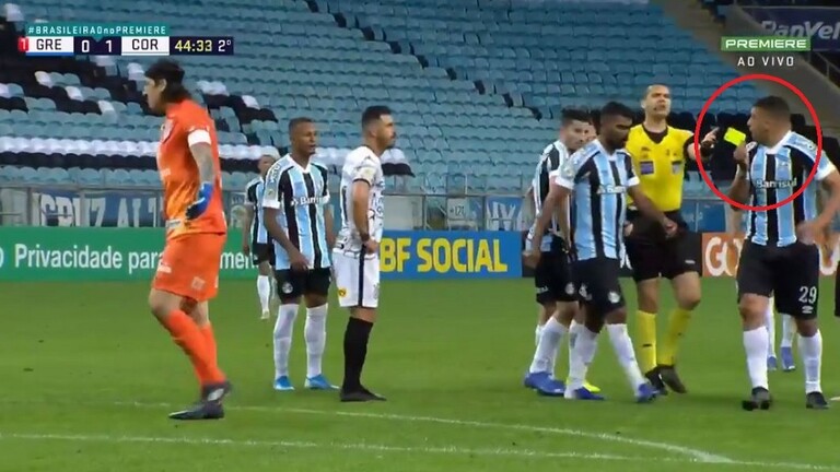شاهد .. لاعب يسرق البطاقة الصفراء من الحكم قبل المفاجأة (فيديو)