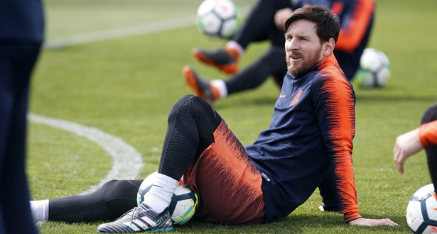 ميسي لن يشارك فى تدريبات برشلونة غدا قبل حسم التجديد
