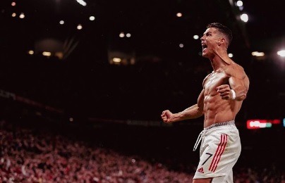 رونالدو يعلق بكلمة واحدة على هدفه ليلة تربعه على عرش دوري الأبطال..واليونايتد يعلق على صورته