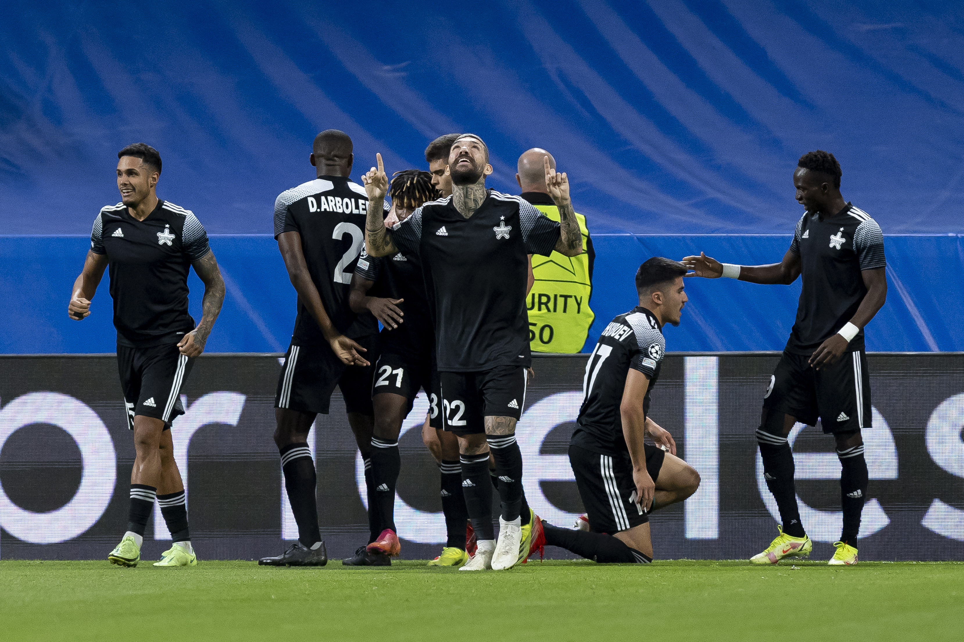 ريال مدريد يتلقي هزيمة تاريخية على يد شيريف المغمور على ملعبه بدوري الأبطال(فيديو)