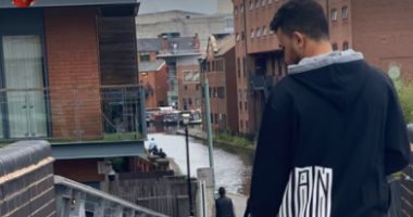شاهد .. تريزيجيه مع ابنه فى نزهة بشوارع إنجلترا (صورة)