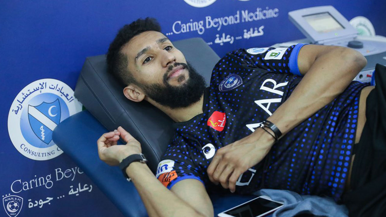 شاهد ..سلمان الفرج يغادر الملعب على العكازات بعد إصابته بمباراة الهلال والاستقلال (فيديو)