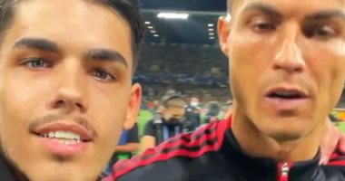 شاهد .. لحظة اقتحام مشجع لملعب مباراة المان يونايتد لالتقاط سيلفي مع الدون(فيديو)