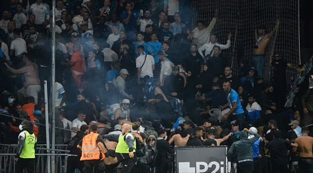 شاهد .. جماهير مارسيليا تتسبب في كارثة جديدة بالدوري الفرنسي(صور)